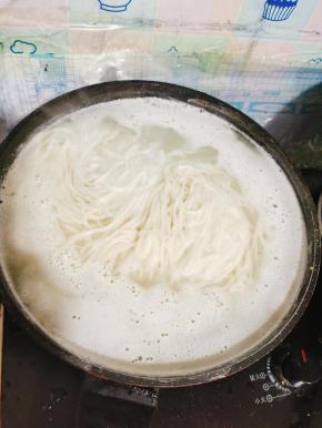 水开，放入新鲜的面条煮2分钟左右就可以了！（煮面的时候中途适量的加两次冷水，这样煮出来的面条，更劲道！）