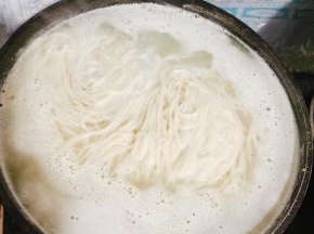 水开，放入新鲜的面条煮2分钟左右就可以了！（煮面的时候中途适量的加两次冷水，这样煮出来的面条，更劲道！）