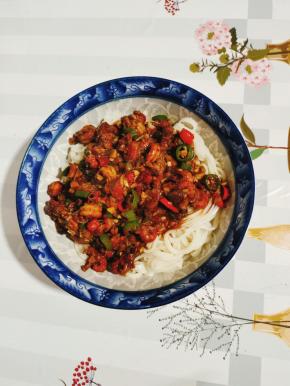 盛适量的面条，浇上麻辣小龙虾卤，翻拌均匀即可食用啦！