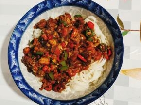 盛适量的面条，浇上麻辣小龙虾卤，翻拌均匀即可食用啦！