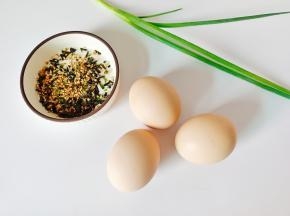准备鸡蛋与配菜 。