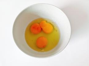 三个鸡蛋磕碗里 。