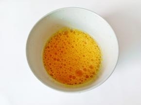 筷子顺着一个方向打散。