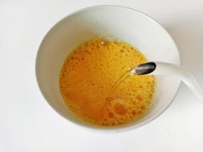 加入清水【鸡蛋与水的比例是1:1.5 】