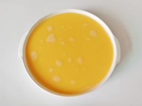 打好的蛋液过筛 一次。