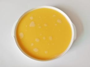 打好的蛋液过筛 一次。