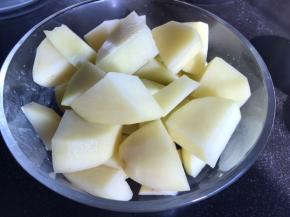 土豆去皮，洗净后切成小块