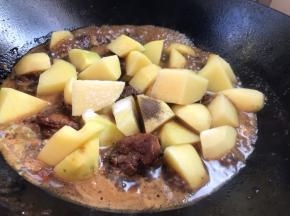 加入土豆，盐和胡椒粉，拌匀，沸腾后转小火烧10分钟