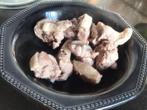 捞出煮好的鸭肉