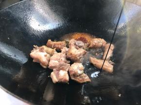 再加人酱油，翻炒均匀至上色