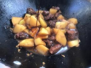 淋入生抽，翻拌均匀