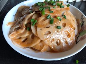 撒上葱花，出锅装盘