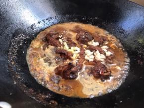 加入姜蒜末和适量清水，沸腾后转小火烧半小时