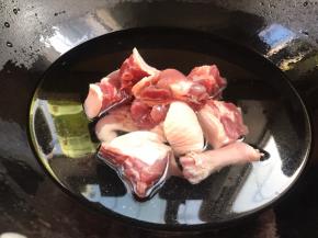 放入冷水锅中，中火煮开