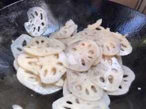 加少许盐和糖，翻炒均匀至入味