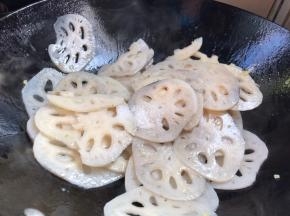 加少许盐和糖，翻炒均匀至入味