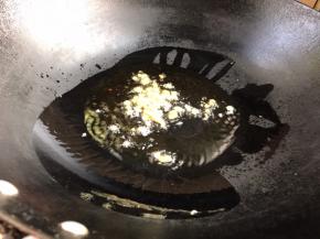起锅烧油，放入姜末