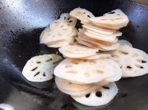 放入莲藕，翻炒均匀