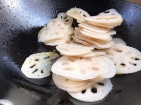 放入莲藕，翻炒均匀