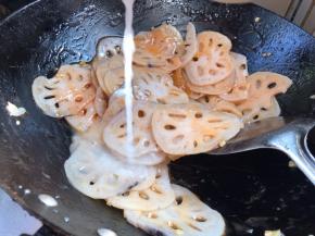 淋入淀粉水勾芡