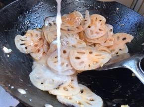 淋入淀粉水勾芡