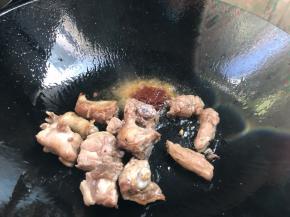 热锅热油，放入鸭肉煸炒至香，加入白酒炒香，加入豆瓣酱