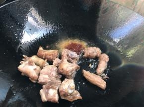热锅热油，放入鸭肉煸炒至香，加入白酒炒香，加入豆瓣酱