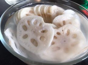 莲藕去皮洗净后切成薄片，用盐水浸泡备用