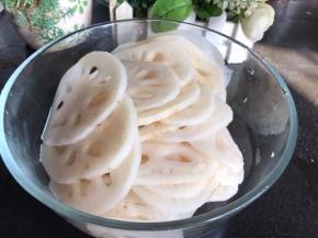 把莲藕的盐水冲洗一下，沥水备用