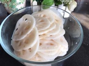 把莲藕的盐水冲洗一下，沥水备用