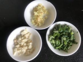 备好葱姜蒜末