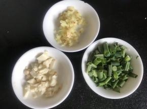 备好葱姜蒜末