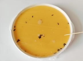 用牙签扎上一些细孔 。