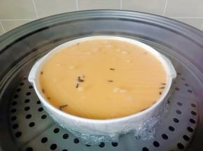 锅里水开上锅蒸十分钟。