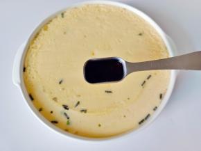 蒸好的鸡蛋羹淋上一勺酱油。