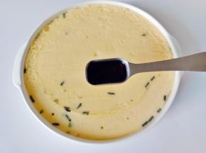 蒸好的鸡蛋羹淋上一勺酱油。