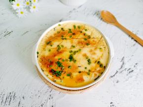 撒少许小葱 ，鸡蛋羹嫩滑无比，大人小孩都喜欢！