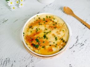 撒少许小葱 ，鸡蛋羹嫩滑无比，大人小孩都喜欢！