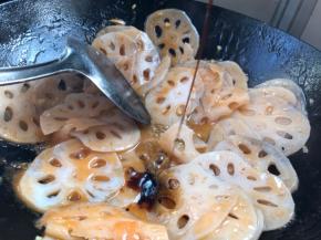 淋入生抽，翻炒均匀