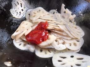 加入番茄酱，翻炒均匀