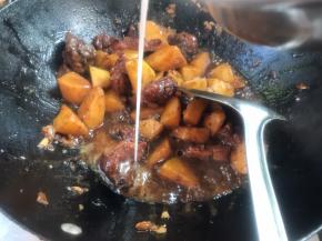 淋入淀粉水勾芡，撒上味精和葱花拌匀