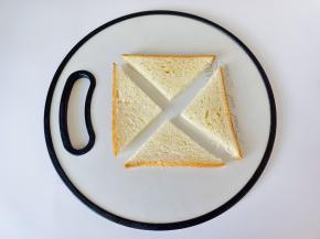 吐司斜角对切成四份。