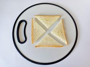 吐司斜角对切成四份。