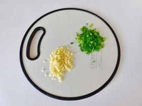 把蒜和小葱切成末。