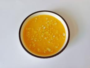 黄油隔水融化，加入蒜泥。