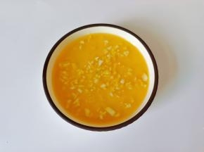 黄油隔水融化，加入蒜泥。