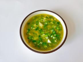 用筷子将它们搅拌均匀。