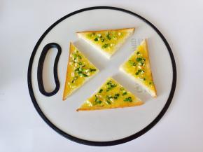 把馅料涂抹在每一块吐司上面。