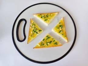 把馅料涂抹在每一块吐司上面。