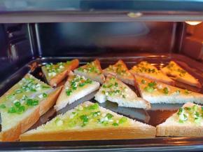 烤箱提前预热，把烤盘放在烤箱中层 。